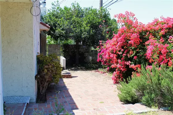 Altadena, CA 91001,907 E Poppyfields DR E