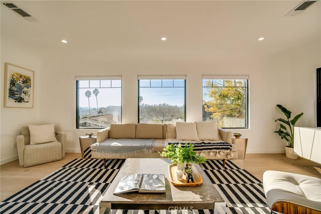Los Angeles, CA 90042,6234 Hillandale DR