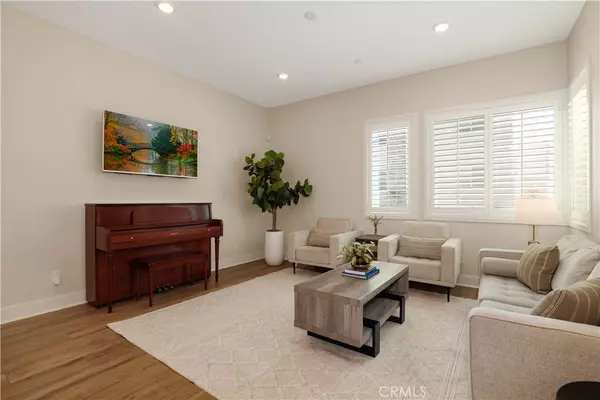 Valencia, CA 91381,27512 Golden Currant PL