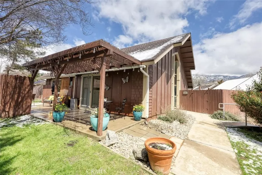 102 Meadow Lakes DR, Tehachapi, CA 93561