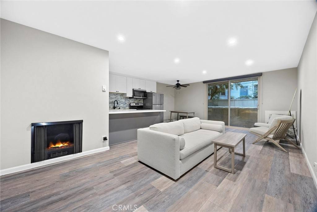 Los Angeles, CA 90049,11645 Montana AVE #121