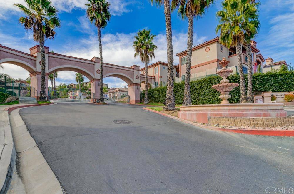 2707 Lake Pointe Dr #201, Spring Valley, CA 91977