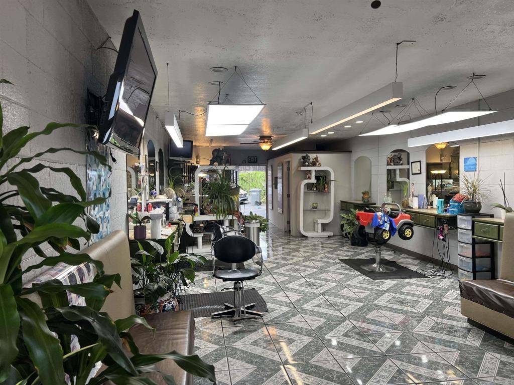 Escondido, CA 92025,1025 E Valley Pkwy