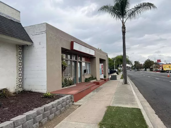 Escondido, CA 92025,1025 E Valley Pkwy