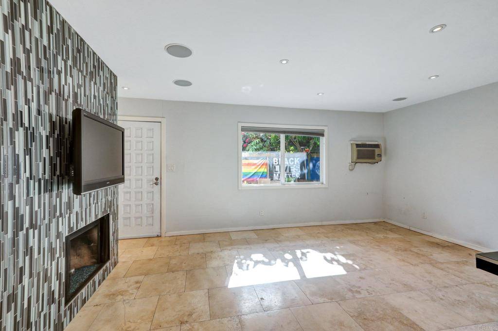San Diego, CA 92116,4615 Felton ST #2