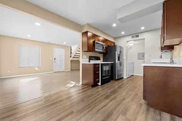 10027 Santana Ranch LN, Santee, CA 92071