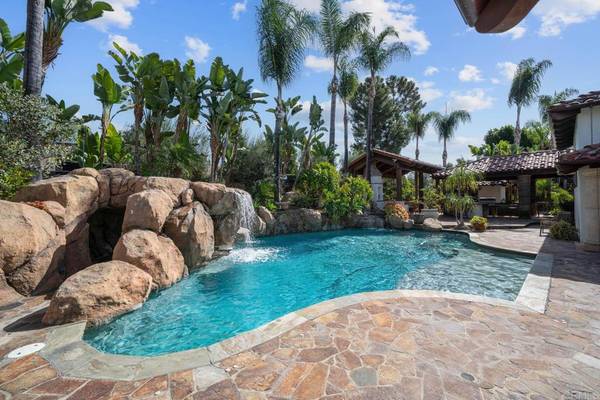 El Cajon, CA 92019,647 Crest DR