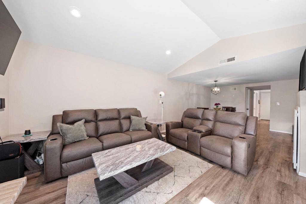 Santee, CA 92071,9560 Frank WAY