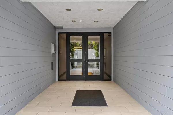 Newport Beach, CA 92663,270 Cagney Ln #315
