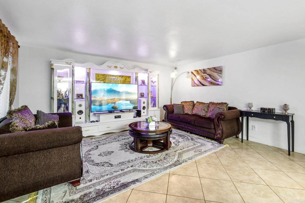 El Cajon, CA 92020,1034 Helix Village DR