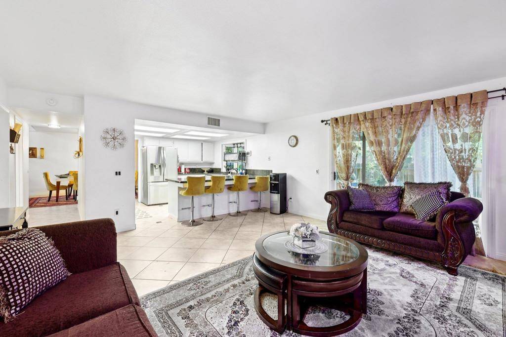 El Cajon, CA 92020,1034 Helix Village DR