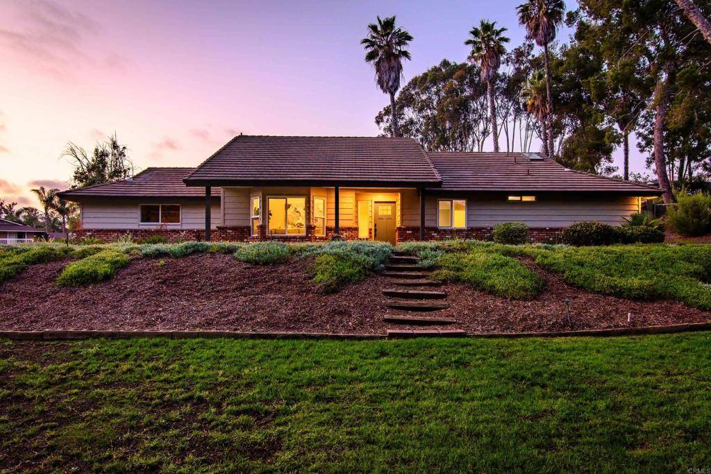 102 Stephanie Ln, Vista, CA 92084