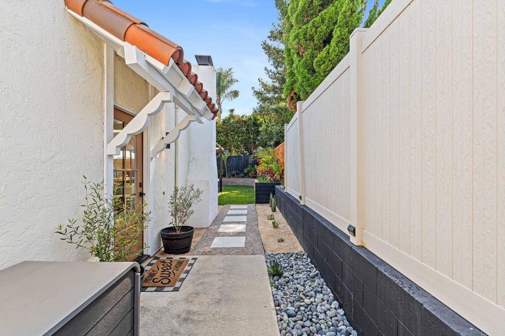 Carlsbad, CA 92009,6727 Corintia ST