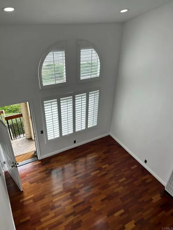 San Diego, CA 92122,4040 Porte La Paz #75