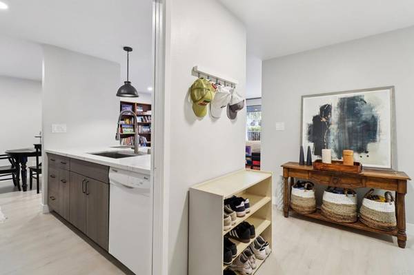 Carlsbad, CA 92009,2348 La Costa Ave #202