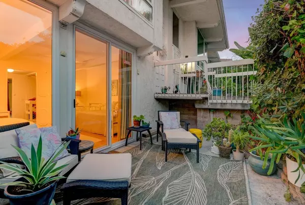 Carlsbad, CA 92009,2323 Caringa WAY #16