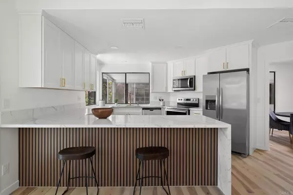 Escondido, CA 92026,8975 Lawrence Welk DR #211