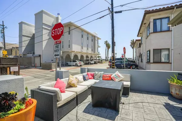 San Diego, CA 92109,3492 Bayside LN