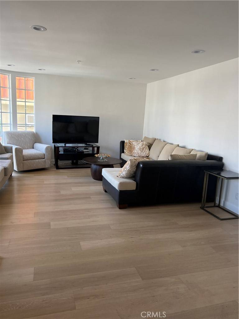 Los Angeles, CA 90025,1817 Selby Ave #205