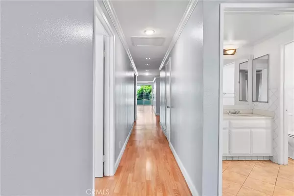 Redondo Beach, CA 90277,520 The Village #113