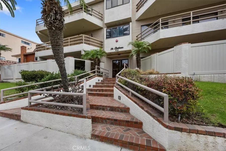 512 Esplanade #303, Redondo Beach, CA 90277