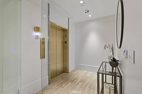 Los Angeles, CA 90069,8420 W Sunset #108