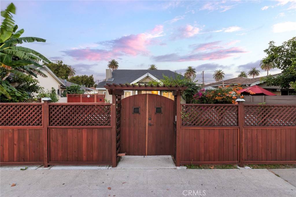 Los Angeles, CA 90016,2804 S Rimpau BLVD