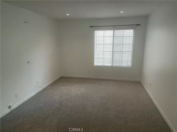 Woodland Hills, CA 91367,5500 Owensmouth AVE #212