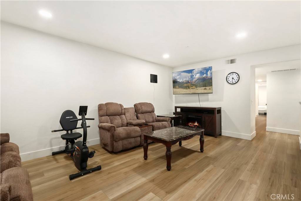 Santa Ana, CA 92701,304 E Chestnut AVE #112