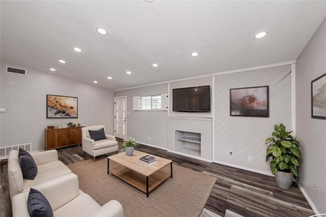 Fullerton, CA 92833,2106 Carol DR