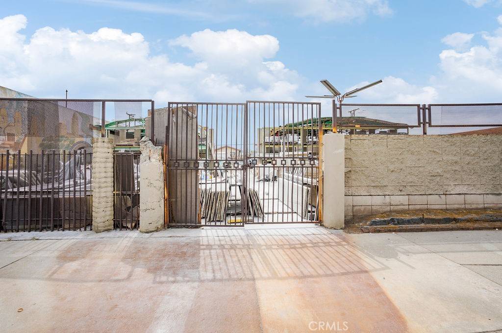 Los Angeles, CA 90022,4746 Floral DR