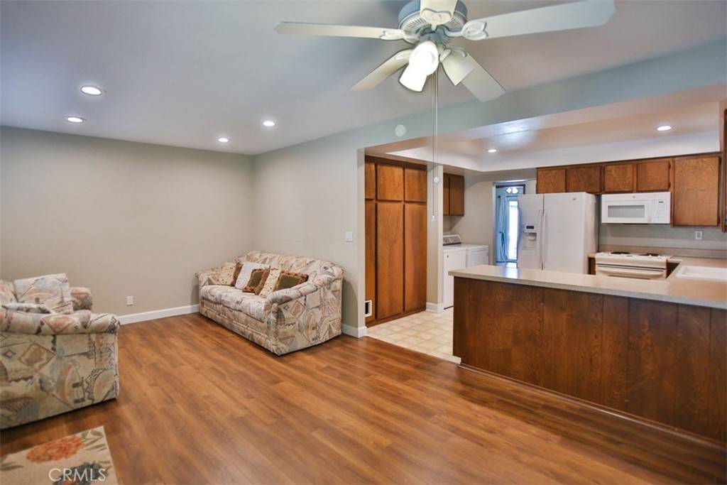 Bellflower, CA 90706,9902 Cedar ST