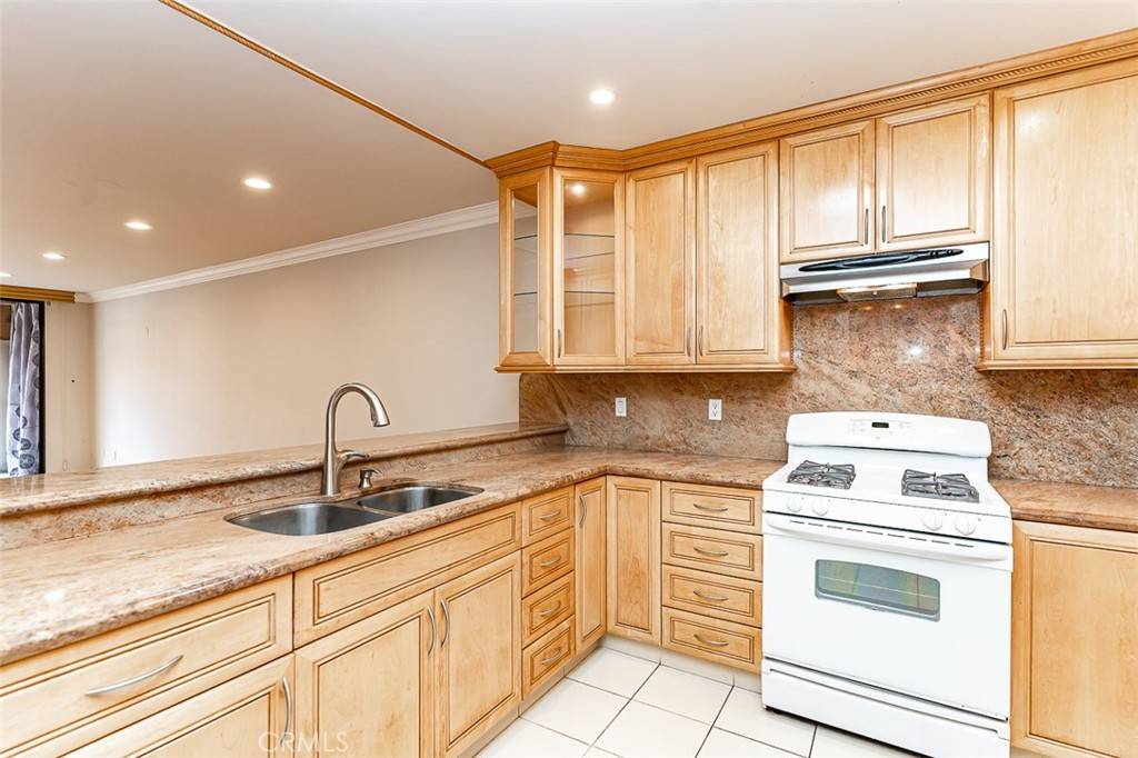 Los Angeles, CA 90027,5125 Harold WAY #105