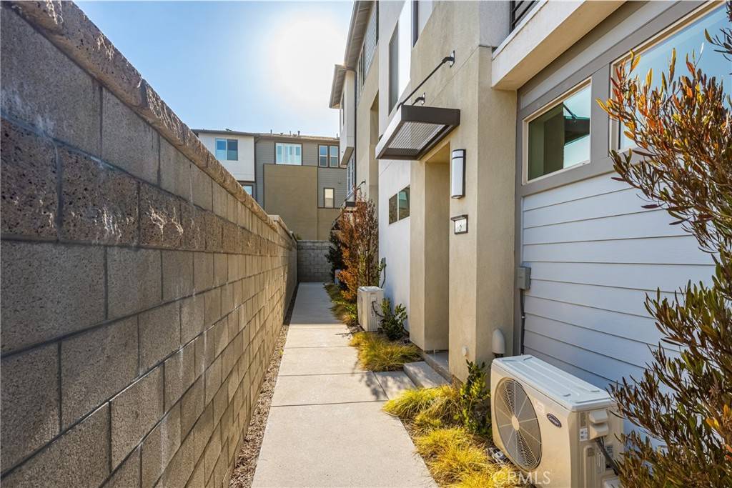 Placentia, CA 92870,1590 E Hermosa #3