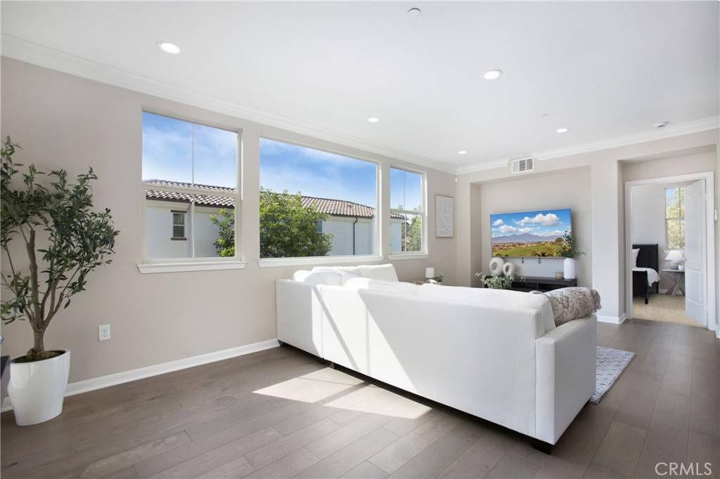 Brea, CA 92823,402 Maravilla LN