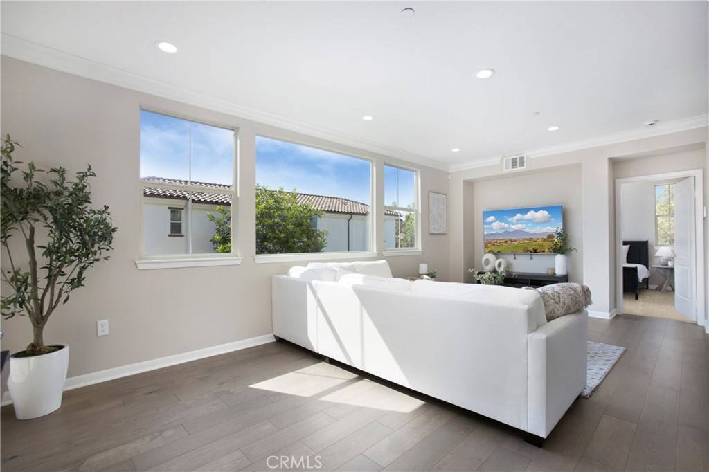 Brea, CA 92823,402 Maravilla LN
