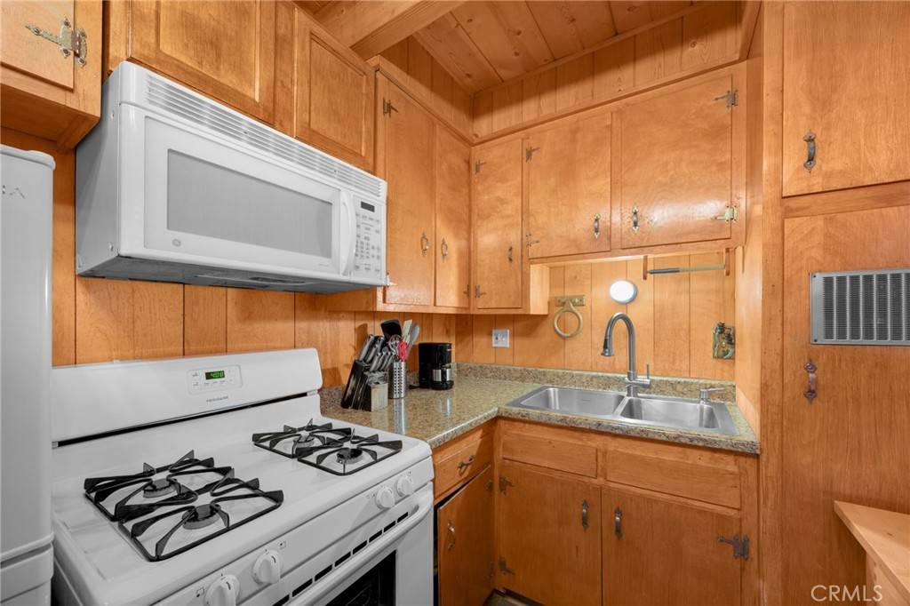 Sugarloaf, CA 92386,747 Holmes LN