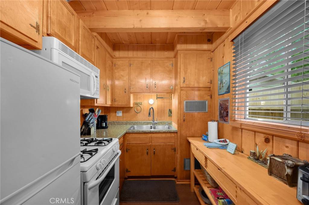 Sugarloaf, CA 92386,747 Holmes LN