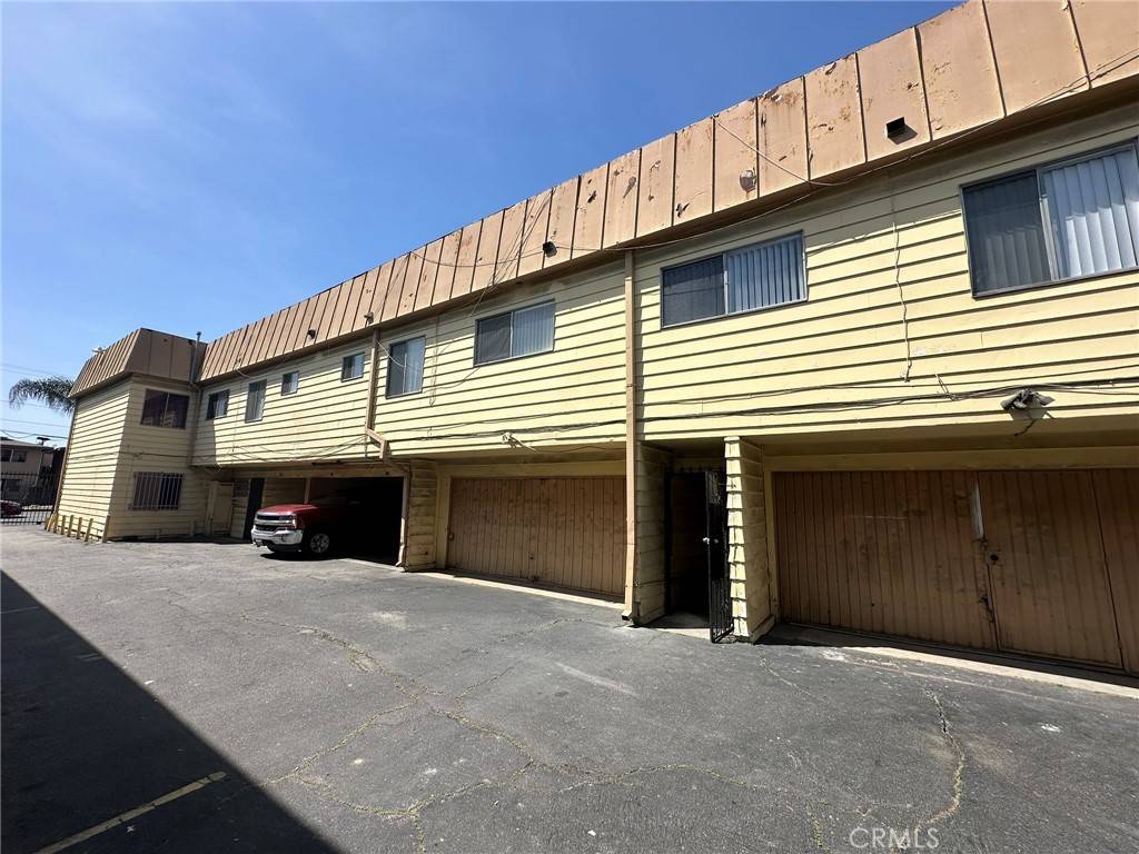Compton, CA 90222,2124 N Santa Fe AVE