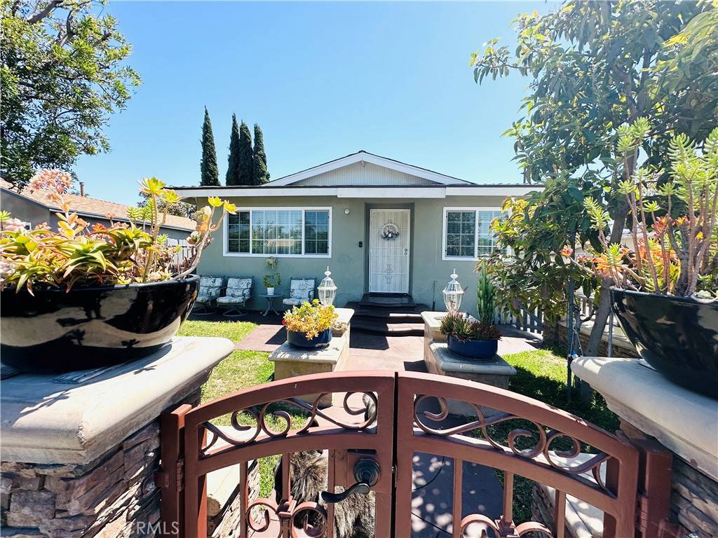 2506 W Pomona ST, Santa Ana, CA 92704