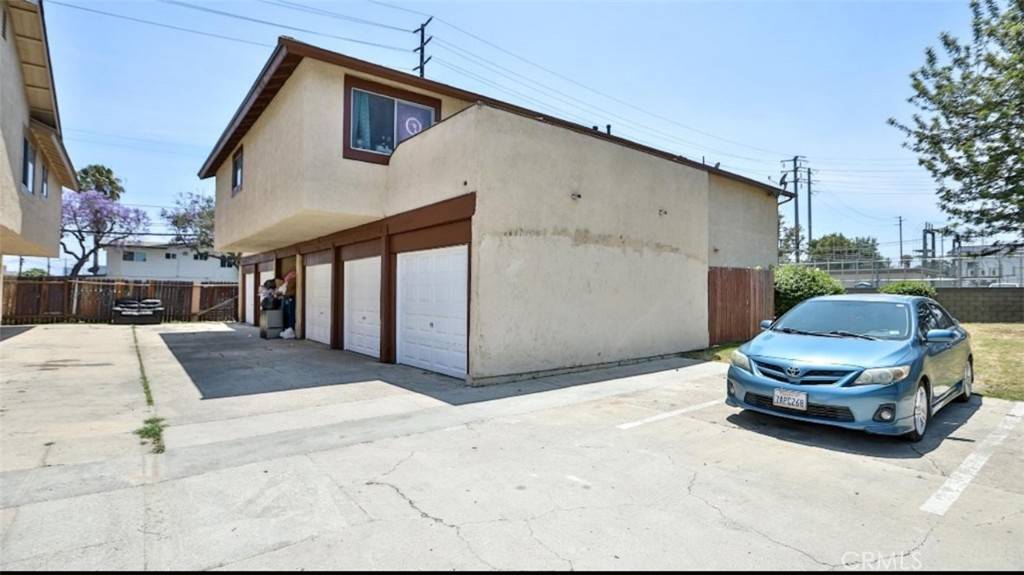 Santa Ana, CA 92707,1039 W Central AVE