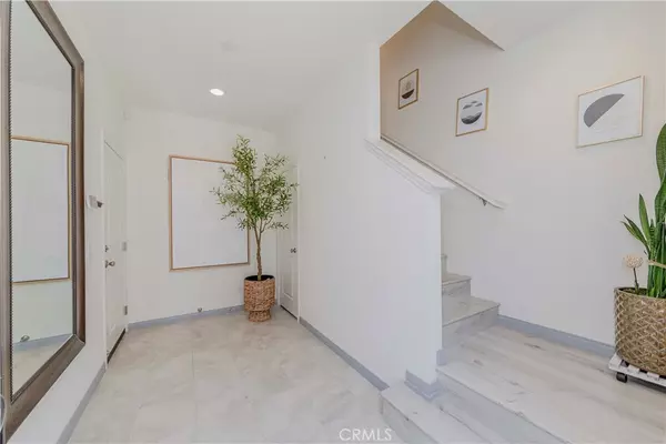 Buena Park, CA 90621,6926 Cottonwood LN