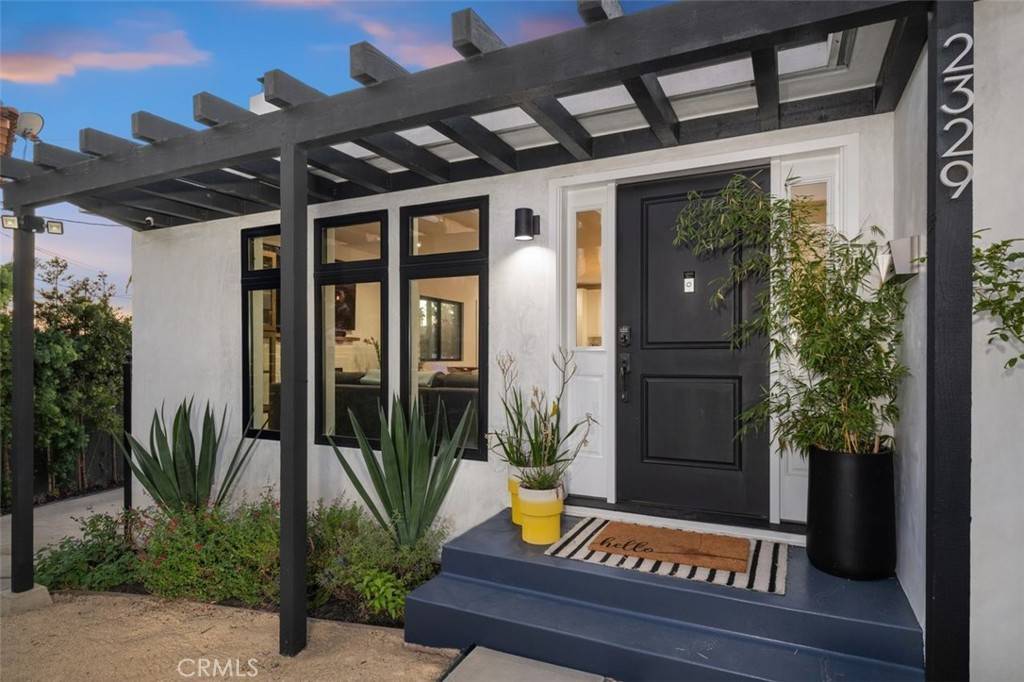 Los Angeles, CA 90016,2329 Vineyard AVE