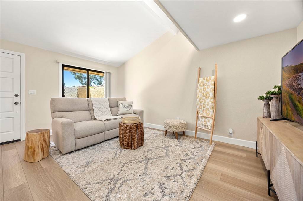 Yorba Linda, CA 92886,4692 Lakeview AVE #8