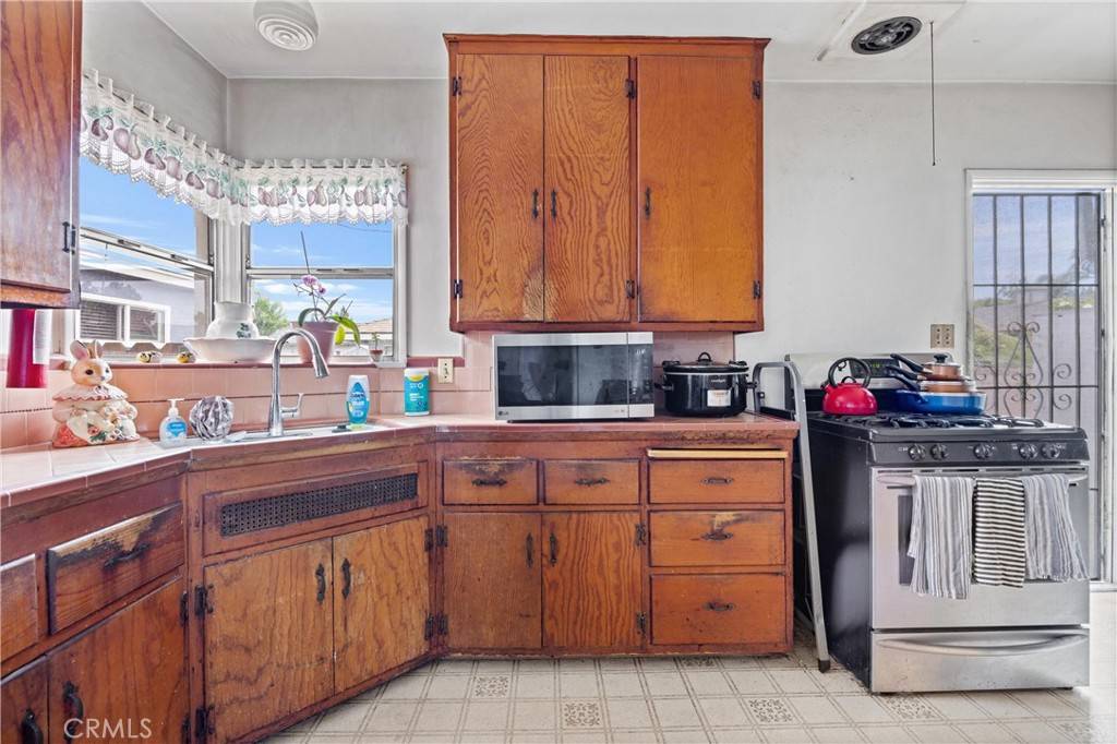 Downey, CA 90242,7437 Laura ST