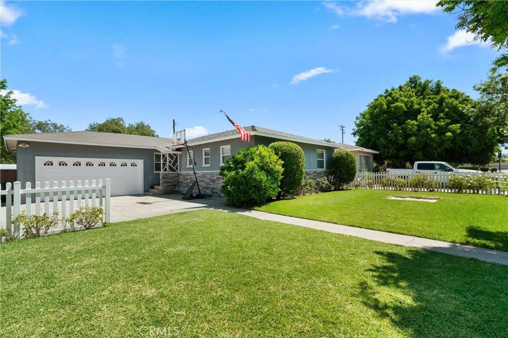 2323 Larchmont Avenue, Santa Ana, CA 92706
