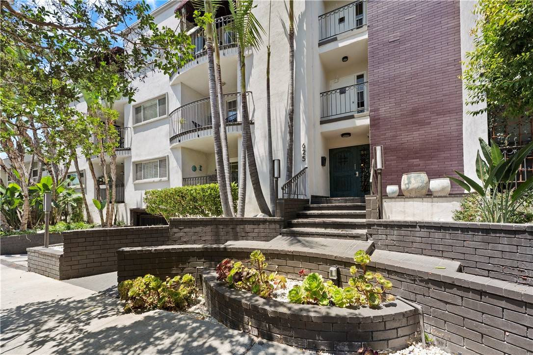 West Hollywood, CA 90048,625 N Flores ST #202