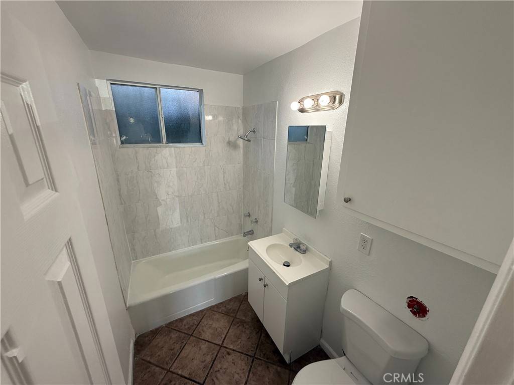 Bell, CA 90201,4612 Florence AVE #17