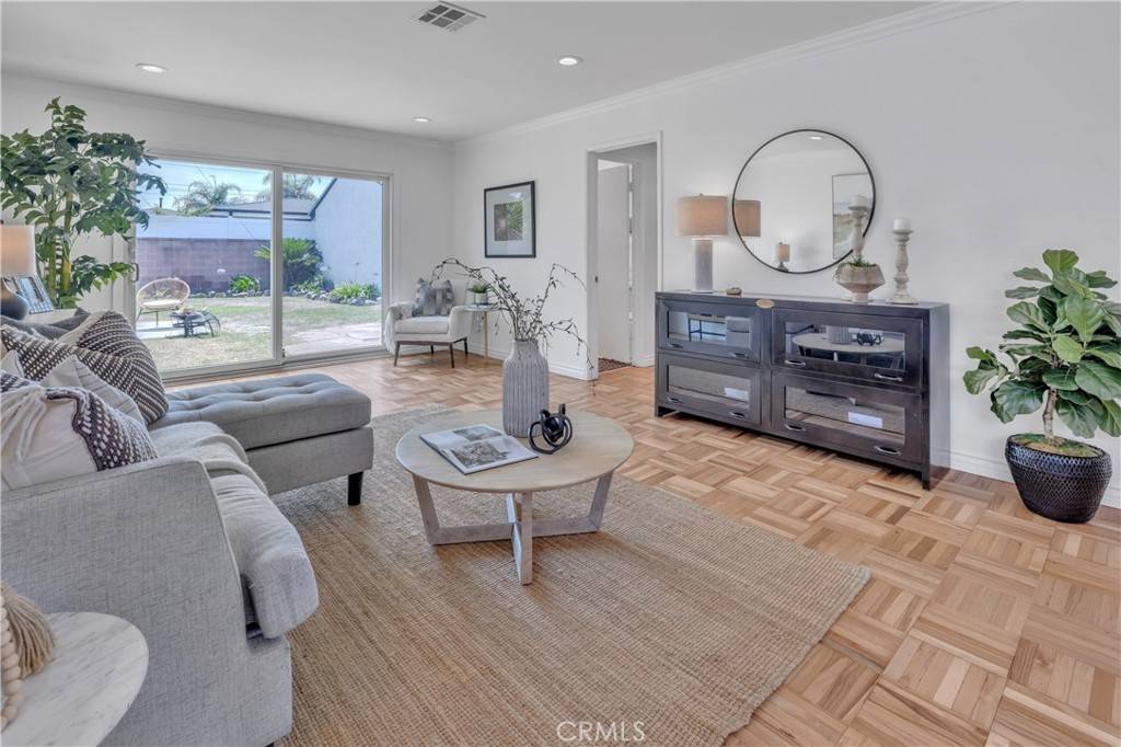 Long Beach, CA 90815,2002 Pattiz AVE