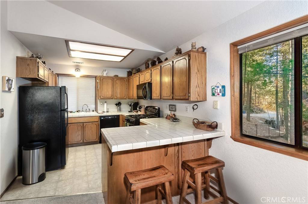 Lake Arrowhead, CA 92352,28374 Larchmont LN